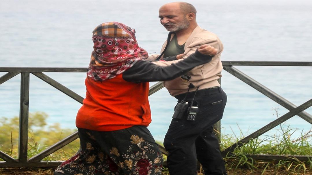 Yer: Antalya... Mahsur kaldığı falezlerden kurtarıldı, gazetecilere saldırdı 2