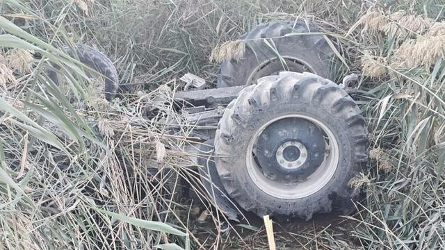Devrilen traktörün altında kalan sürücü hayatını kaybetti