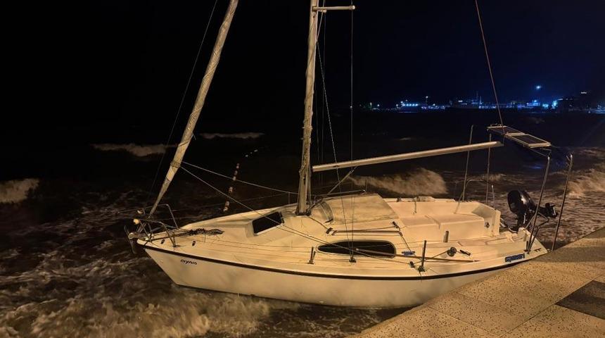 Erdek'te şiddetli lodos etkili oldu: Tekneler sürüklendi