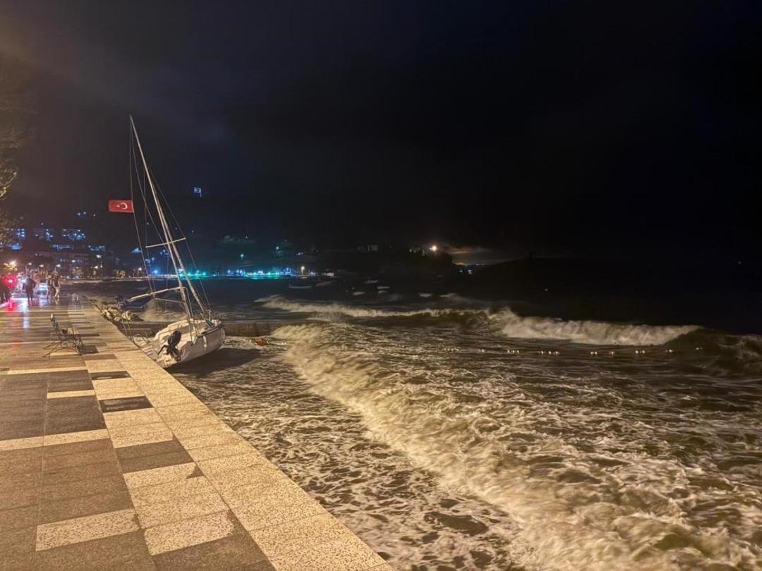 Erdek te şiddetli lodos etkili oldu: Tekneler sürüklendi 1