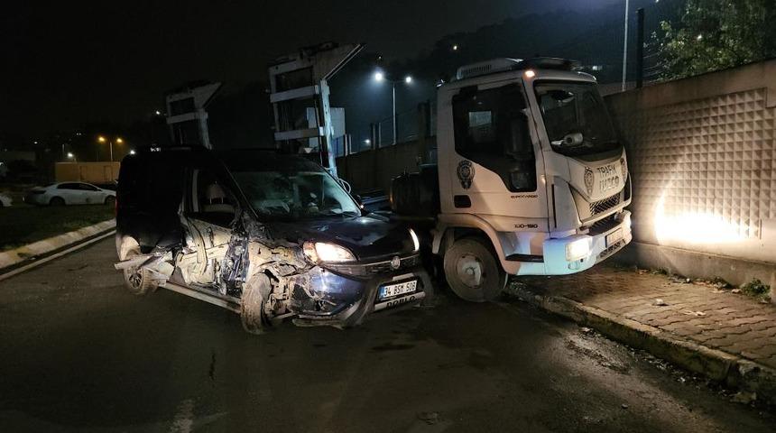 Park halindeki tıra çarpan sürücü, ağır hasar alan aracını bırakıp kaçtı