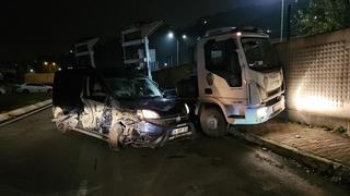 Park halindeki tıra çarpan sürücü, ağır hasar alan aracını bırakıp kaçtı