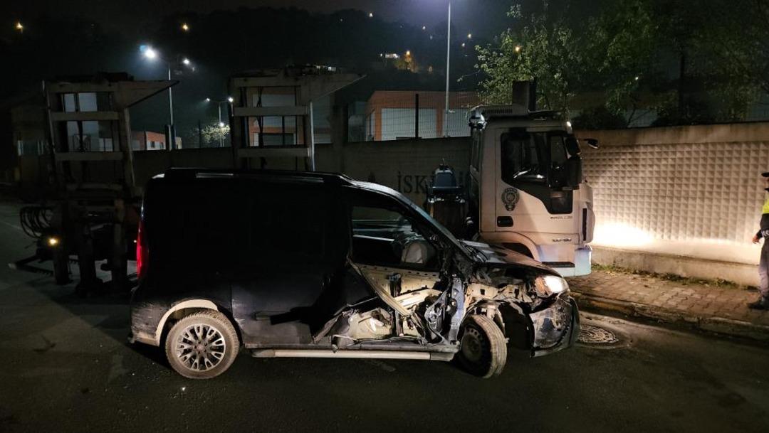 Park halindeki tıra çarpan sürücü, ağır hasar alan aracını bırakıp kaçtı 1