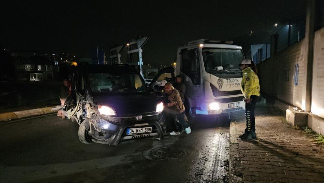 Park halindeki tıra çarpan sürücü, ağır hasar alan aracını bırakıp kaçtı 2