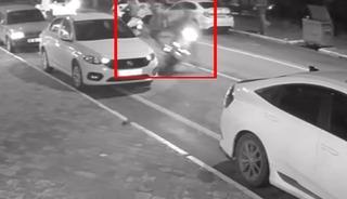 Motosikletin yayaya çarptığı kaza kamerada: 2 yaralı