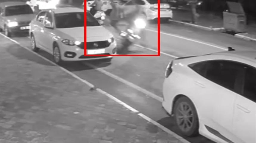 Balıkesir’de motosikletin yayaya çarptığı kaza kamerada: 2 yaralı