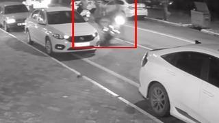 Balıkesir’de motosikletin yayaya çarptığı kaza kamerada: 2 yaralı