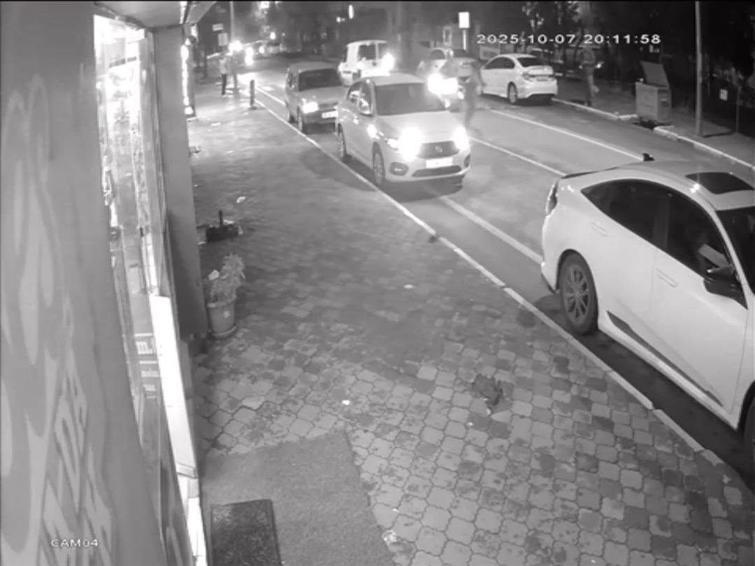 Balıkesir’de motosikletin yayaya çarptığı kaza kamerada: 2 yaralı 1