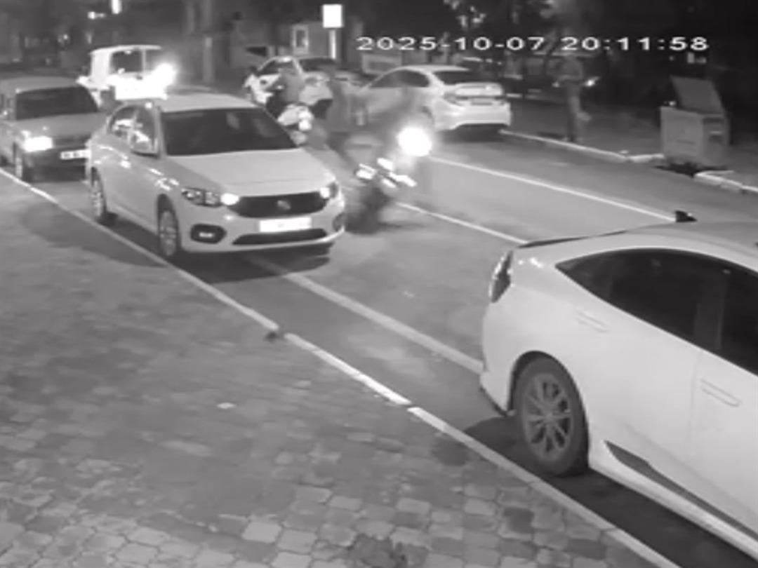 Balıkesir’de motosikletin yayaya çarptığı kaza kamerada: 2 yaralı 2