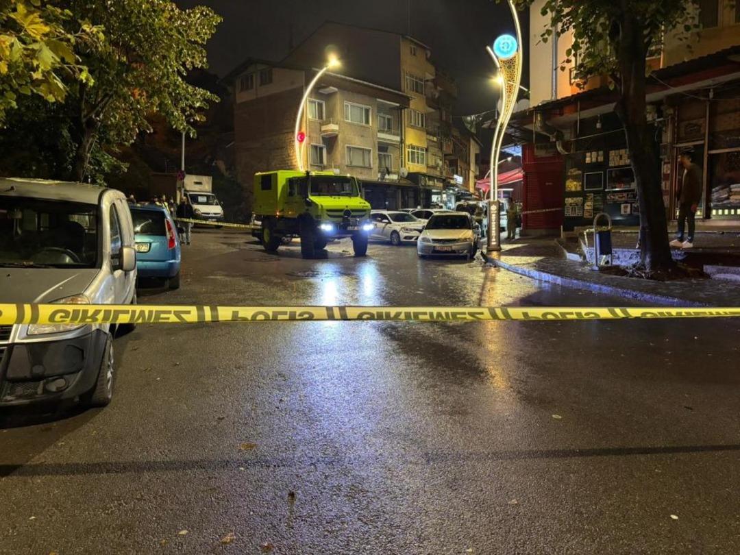 Sokak ortasında cinayet kamerada: Jiletle çevreye rahatsızlık veren şahıs silahla vuruldu 1