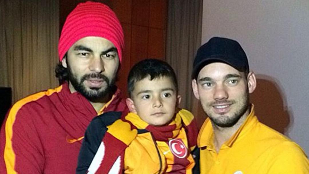 Galatasaraylı futbolcular k&uuml;&ccedil;&uuml;k Asaf'la buluştu