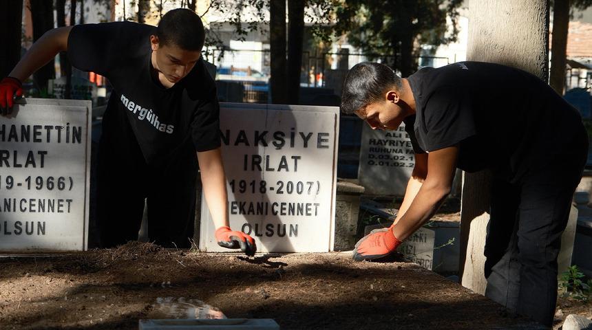 Herkes onları konuşuyor! Anneanne mezarını temizlerken "mezarlık fenomeni" oldular