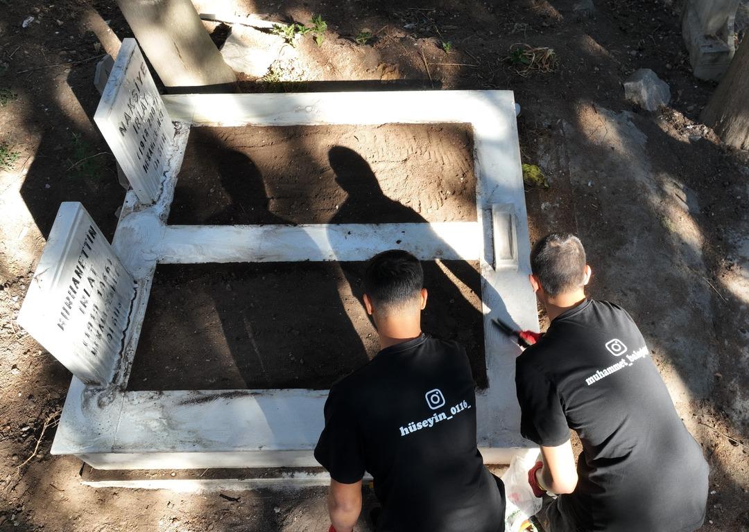 Herkes onları konuşuyor! Anneanne mezarını temizlerken "mezarlık fenomeni" oldular 5