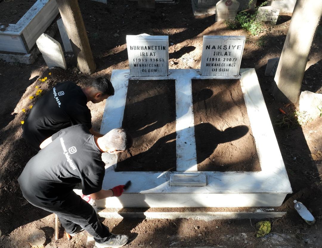 Herkes onları konuşuyor! Anneanne mezarını temizlerken "mezarlık fenomeni" oldular 1