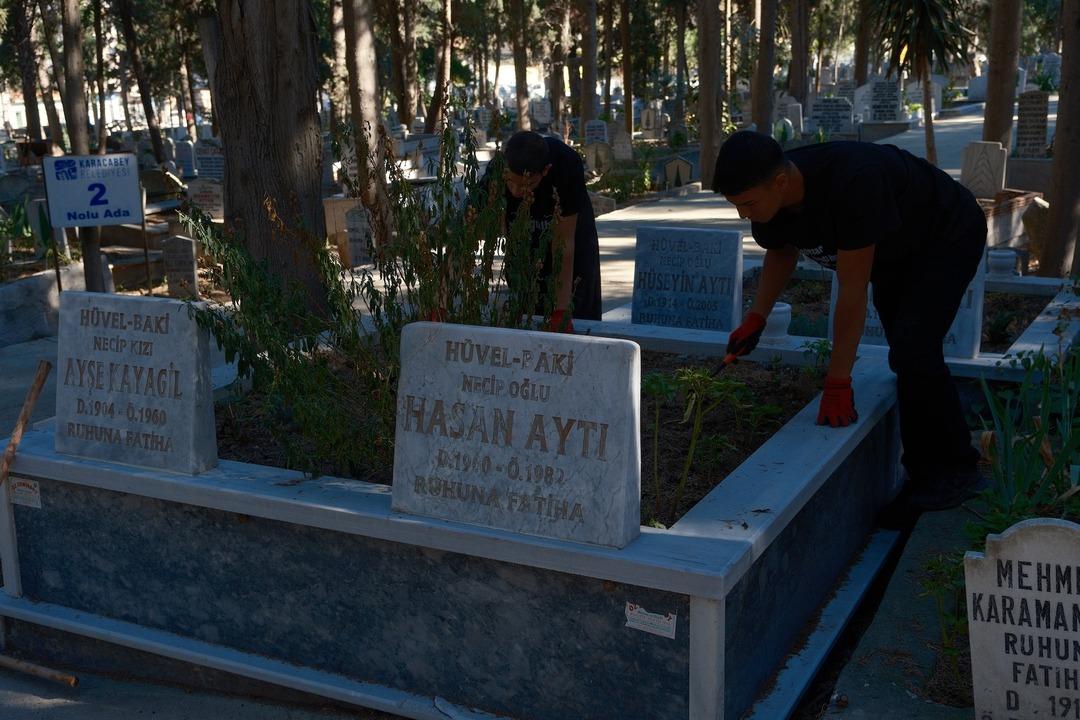 Herkes onları konuşuyor! Anneanne mezarını temizlerken "mezarlık fenomeni" oldular 3