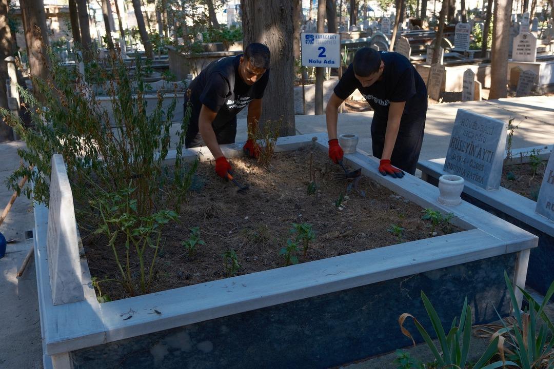 Herkes onları konuşuyor! Anneanne mezarını temizlerken "mezarlık fenomeni" oldular 2