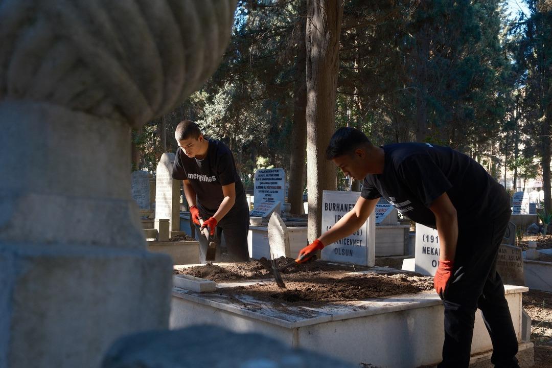 Herkes onları konuşuyor! Anneanne mezarını temizlerken "mezarlık fenomeni" oldular 4