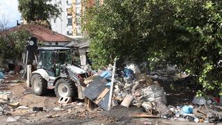 Antalya'da 8 müstakil evden tonlarca çöp çıkarıldı