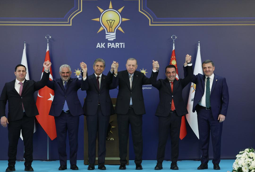 4 ayrı partiden 7 belediye başkanı daha AK Parti ye katıldı! Rozetlerini Erdoğan taktı 1
