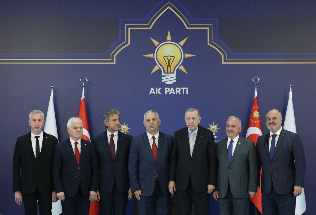 4 ayrı partiden 7 belediye başkanı daha AK Parti ye katıldı! Rozetlerini Erdoğan taktı 2