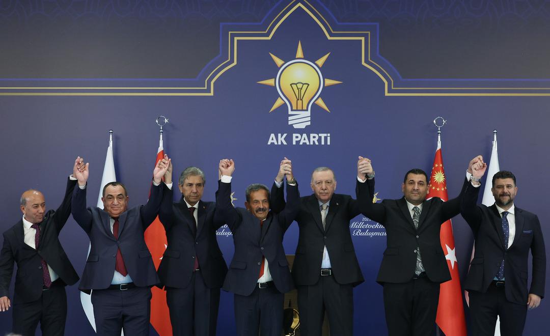 4 ayrı partiden 7 belediye başkanı daha AK Parti ye katıldı! Rozetlerini Erdoğan taktı 3