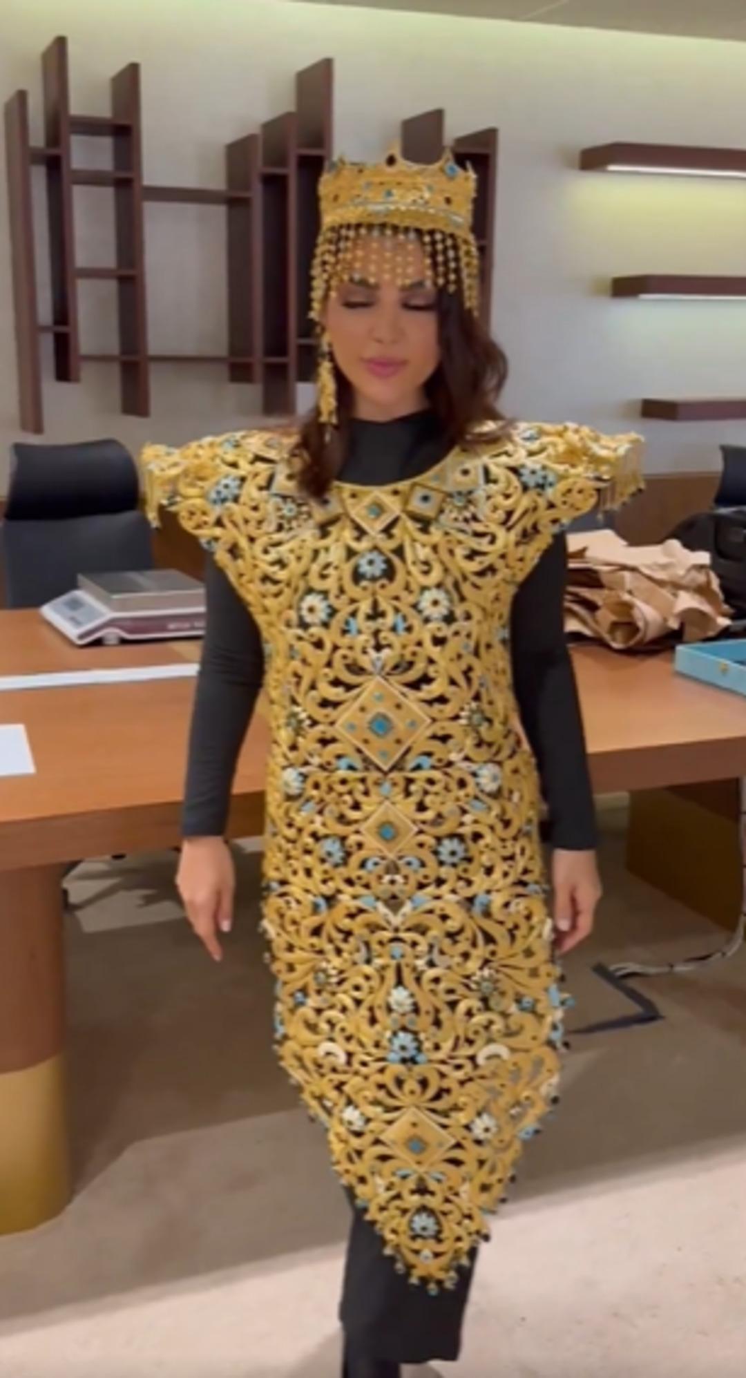 Sosyal medyada olay olan o elbise: Tamamı saf altından!  1