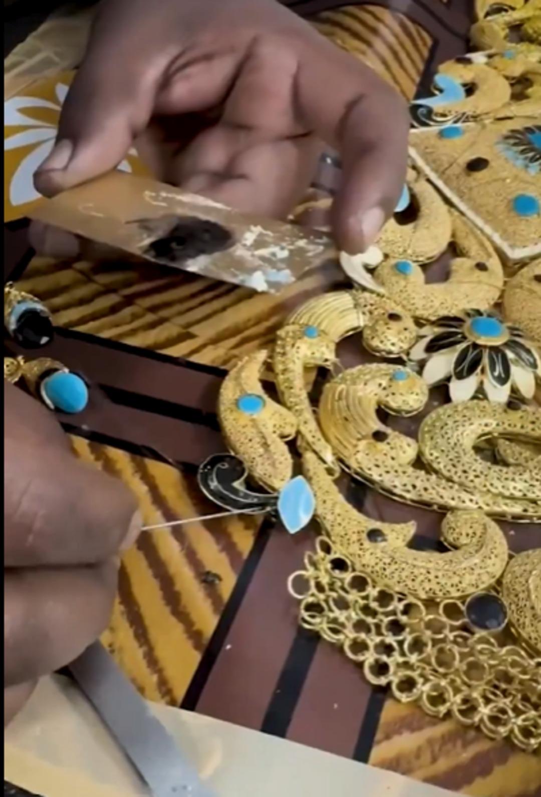 Sosyal medyada olay olan o elbise: Tamamı saf altından!  2