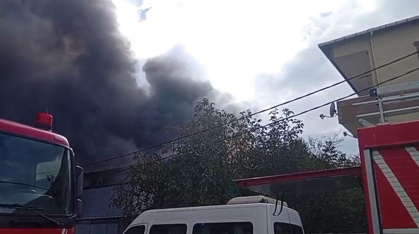 İstanbul'un göbeğinde yangın paniği! Fabrikadan siyah duman yükseldi