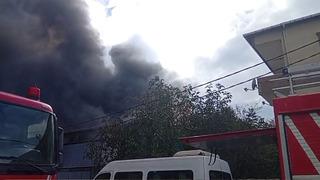 İstanbul'un göbeğinde yangın paniği! Fabrikadan siyah duman yükseldi