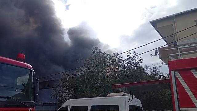 İstanbul'un göbeğinde yangın paniği! Fabrikadan siyah duman yükseldi