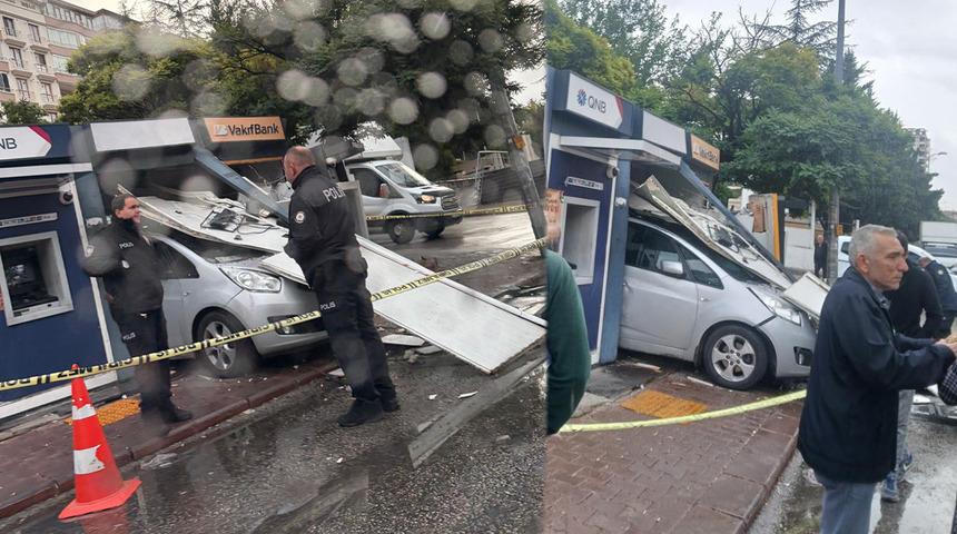 Ankara'da kazanın böylesi! Otomobil ATM'ye girdi, sürücü yaralandı