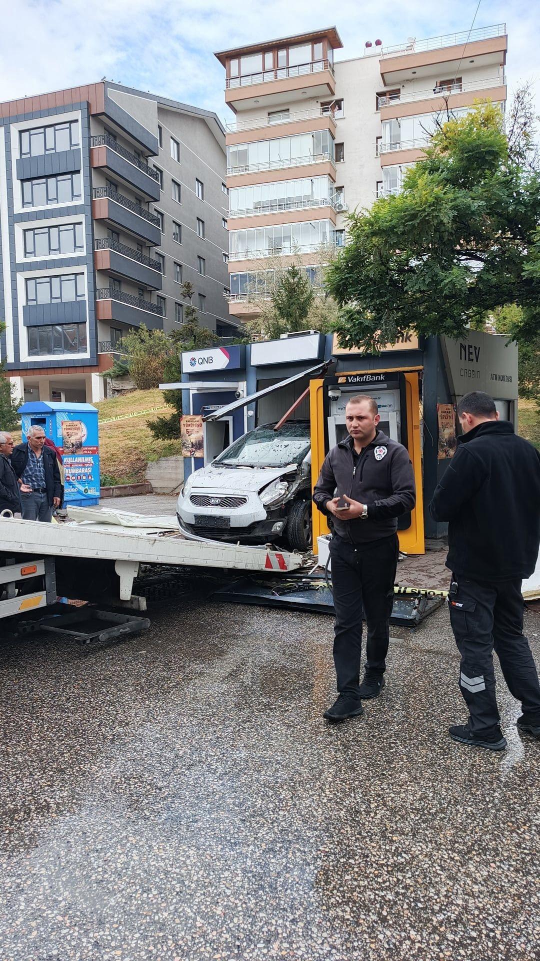 Ankara da kazanın böylesi! Otomobil ATM ye girdi, sürücü yaralandı 1