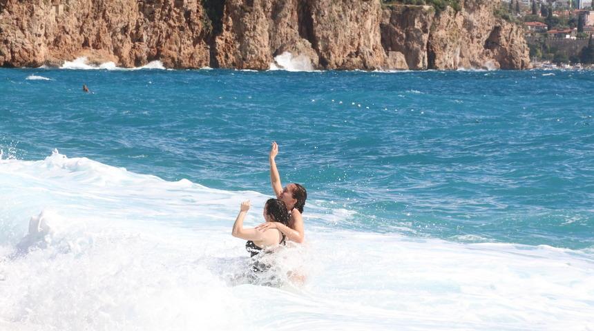 Antalya'da yabancı turistler dalgalara rağmen denize girdi