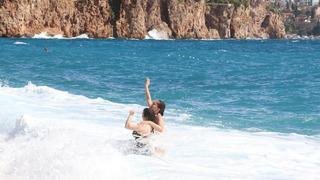 Antalya'da yabancı turistler dalgalara rağmen denize girdi