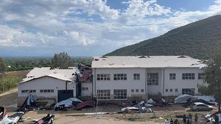 Adana'da fırtına! Okulun çatısı araçların üzerine düştü