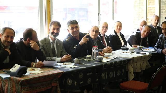 Erzurum İl Emniyet Müdürü Karaburun, kıraathanede vatandaşlarla buluştu