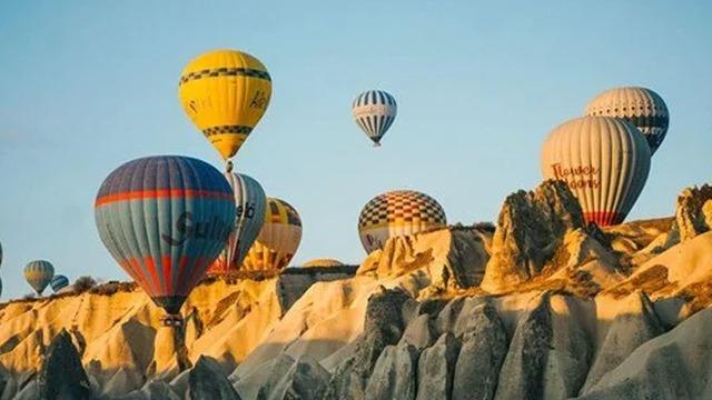 Kapadokya'da olumsuz hava şartları balon turuna engel oldu