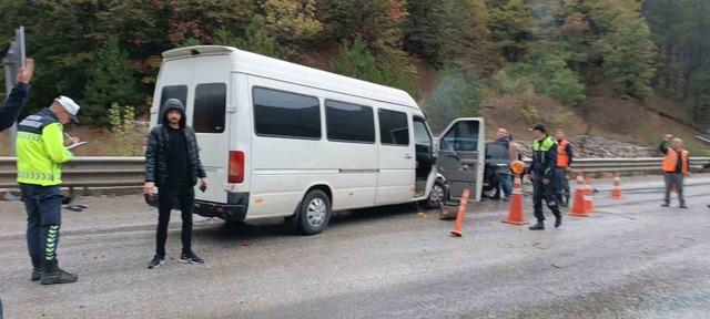 Karşı şeride geçen minibüsle otomobil kafa kafaya çarpıştı: 1 yaralı 2