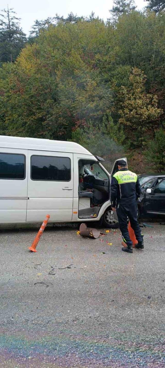 Karşı şeride geçen minibüsle otomobil kafa kafaya çarpıştı: 1 yaralı 1