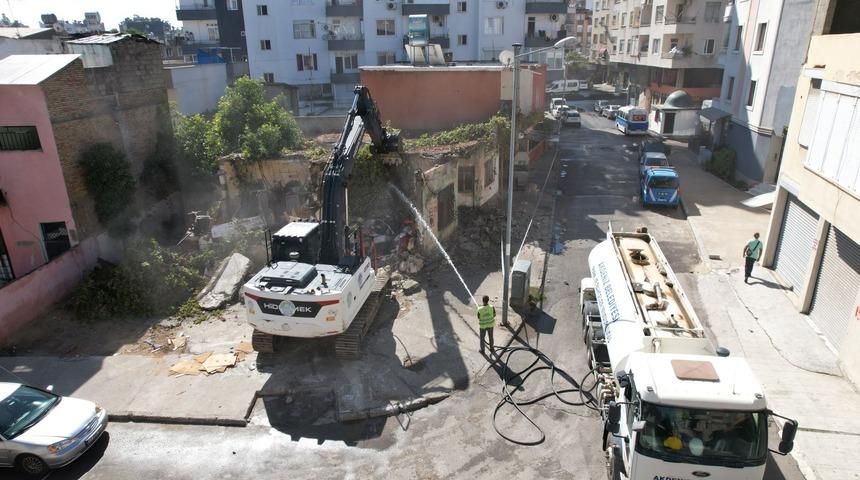 Akdeniz'de metruk yapılarla mücadele sürüyor