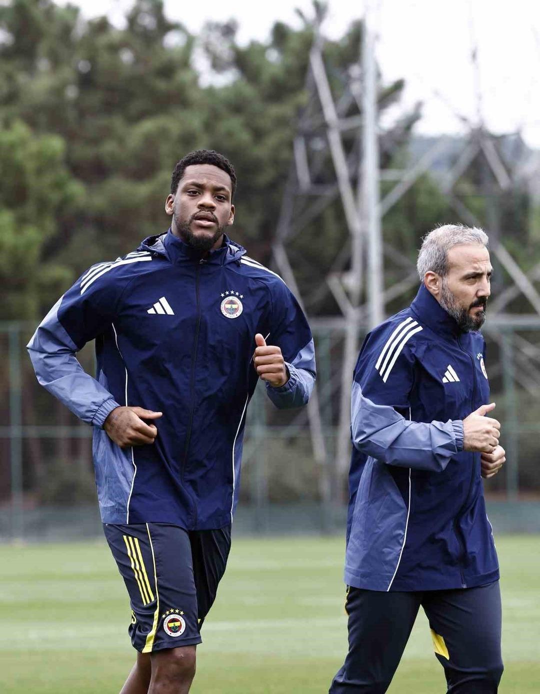 Jhon Duran, bireysel saha çalışmalarına başladı 1