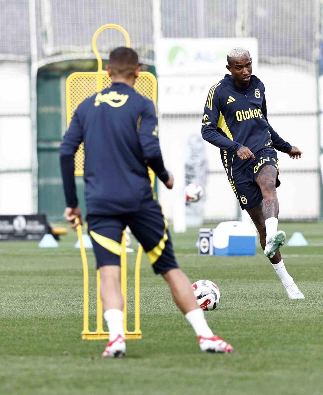 Jhon Duran, bireysel saha çalışmalarına başladı 2