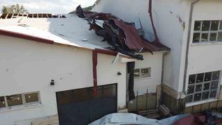 Hortum öğrenciler içerideyken okulu vurdu, çatıyı uçurdu, ağaçları devirdi!