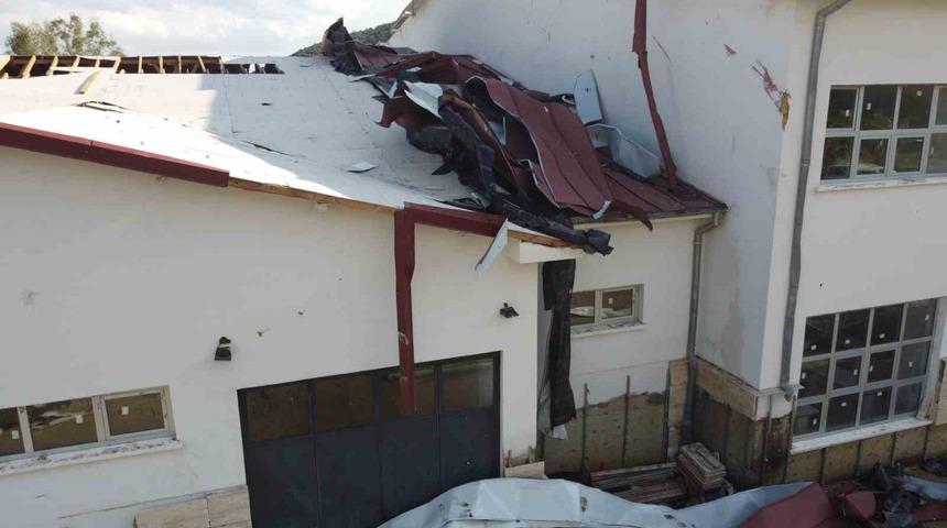 Hortum öğrenciler içerideyken okulu vurdu, çatıyı uçurdu, ağaçları devirdi!