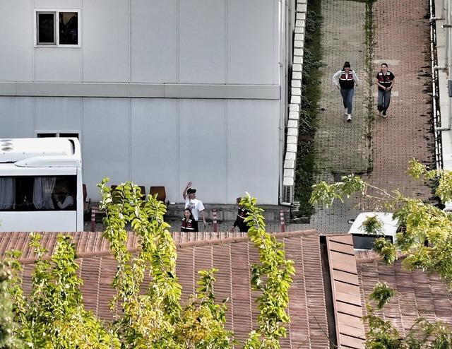 İrem Derici nişan gününde Adli Tıp Kurumu’nda böyle görüntülendi 3