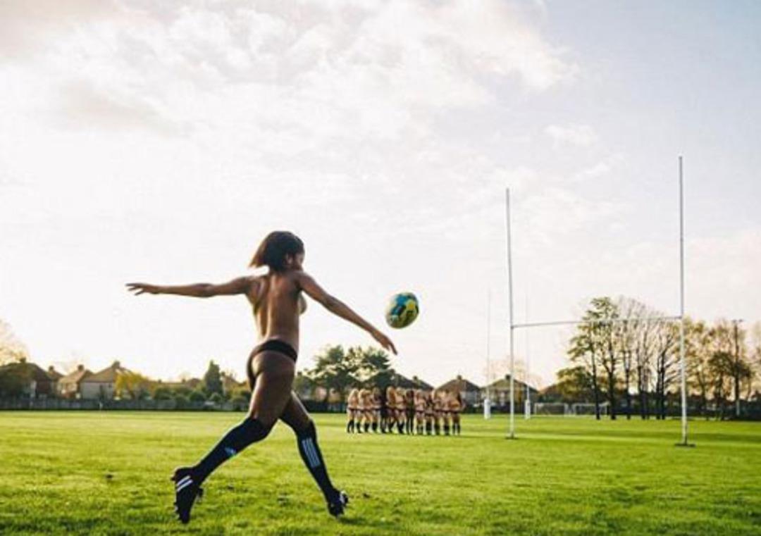 Kadın rugby takımı hayır i&ccedil;in soyundu