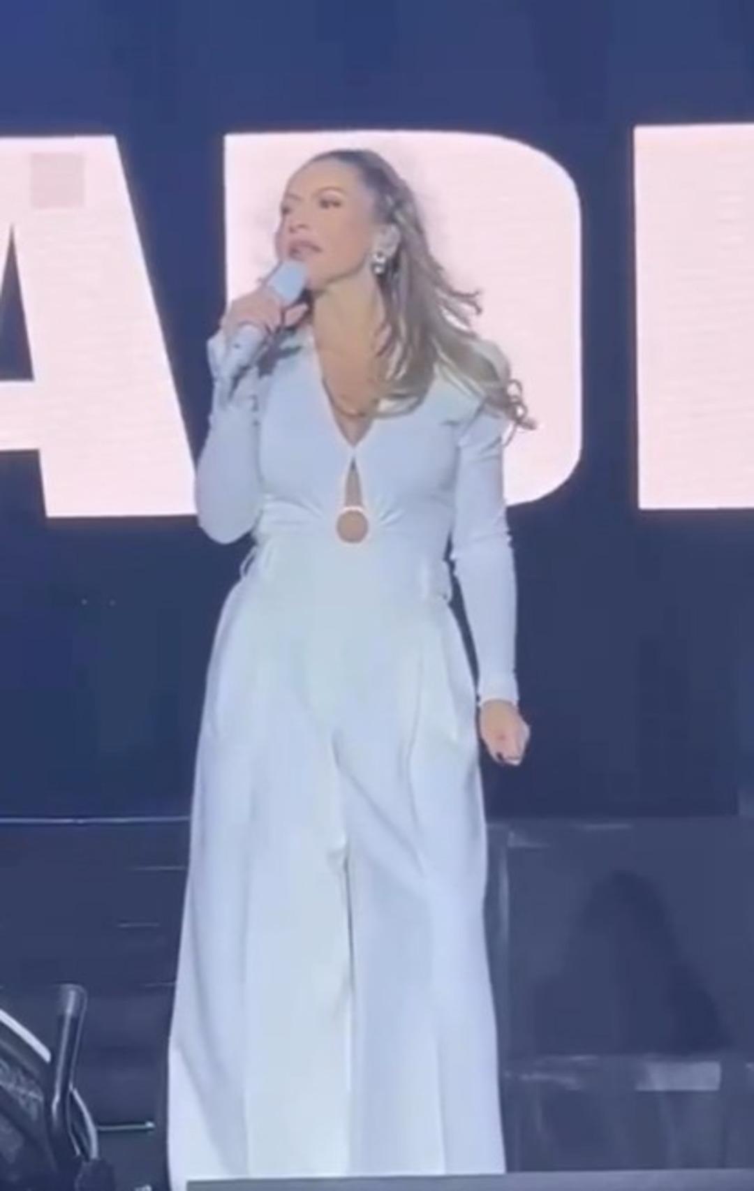 Serbest kalır kalmaz sahneye koştu! Hadise ağlamamak için kendini zor tuttu!  Zoruma gitti  2
