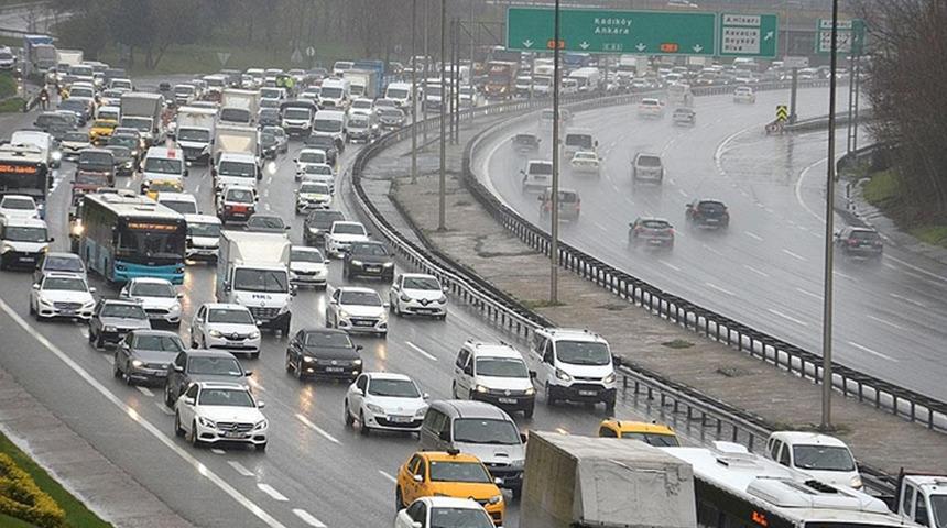 İstanbul'da yağmurun etkisi ile trafik yoğunluğu yüzde 80'i aştı!