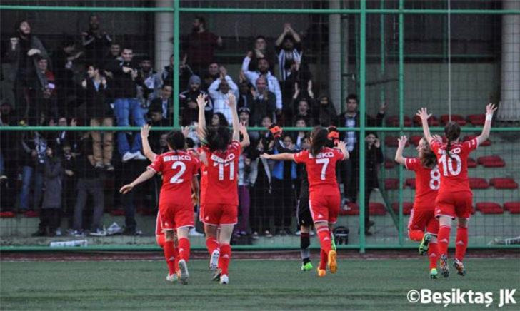 Siyah - Beyazlı takıma transferi sonrasında Galatasaraylı olduğunu beyan ettiği açıklamalarla gündeme oturan Serenay'ın biletini Beşiktaş yönetiminin kestiği ortaya çıktı.