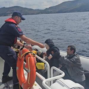 İzmir açıklarında 85 düzensiz göçmen kurtarıldı, 73 göçmen yakalandı